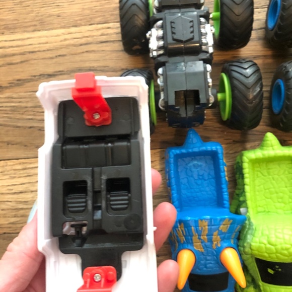 Plastic Monster Truck Toys Snap On Tops Play Cars Dinosaur - Picture 3 of 6